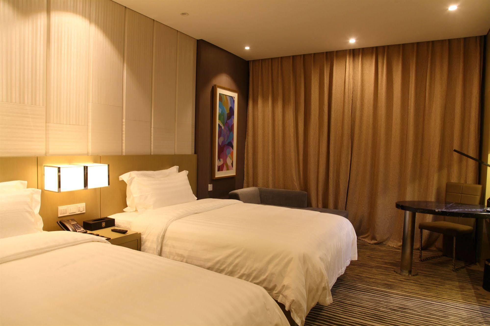 Lujiazui Rezen Hotel 4*